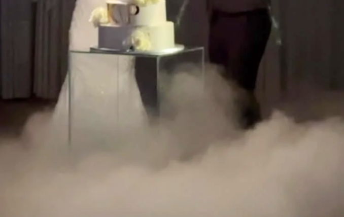 SZKLANY WÓZEK NA TORT